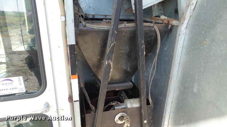 image for item DC2641 Gleaner F2 combine