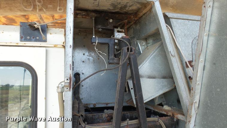 image for item DC2641 Gleaner F2 combine