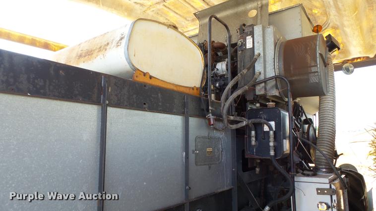 image for item DC2641 Gleaner F2 combine