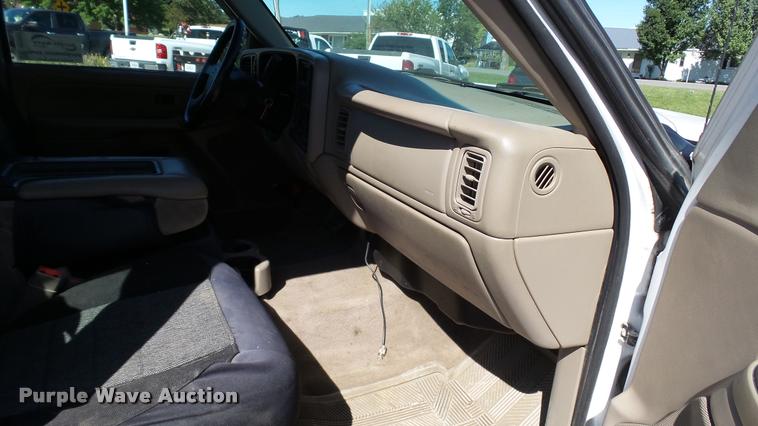 image for item DC2657 2003 Chevrolet Silverado 2500HD Ext. Cab pickup truck