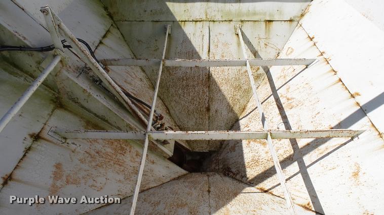 image for item DC2658 1990 Parker 1500 single hopper grain trailer