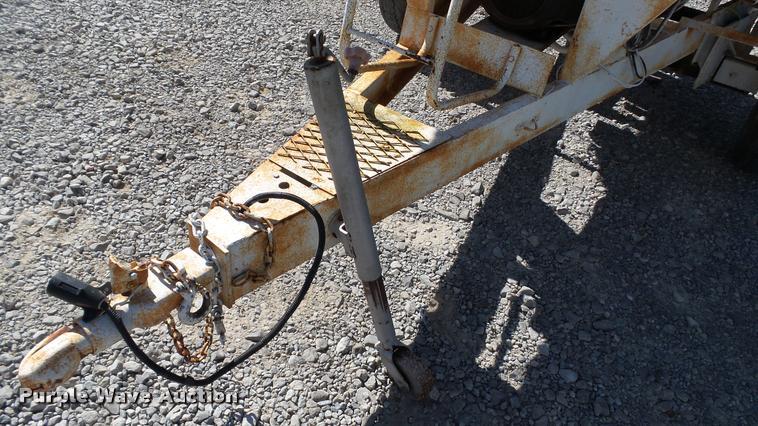 image for item DC2658 1990 Parker 1500 single hopper grain trailer