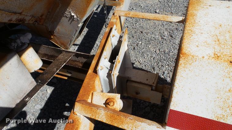 image for item DC2658 1990 Parker 1500 single hopper grain trailer