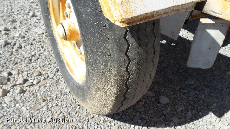 image for item DC2658 1990 Parker 1500 single hopper grain trailer