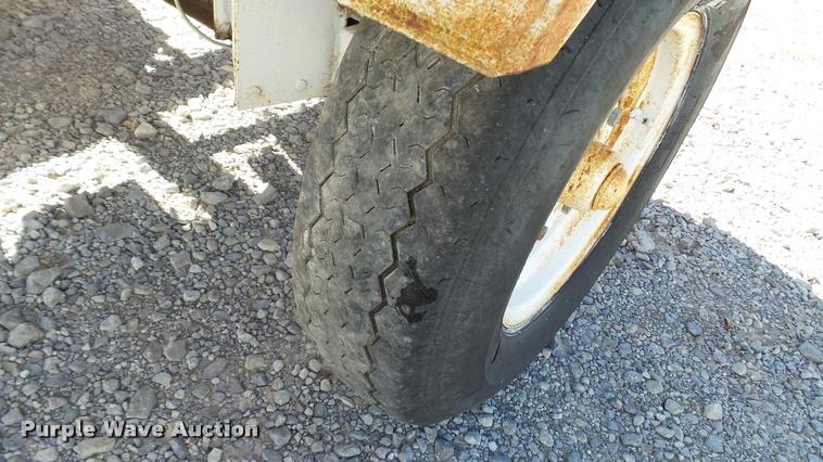 image for item DC2658 1990 Parker 1500 single hopper grain trailer