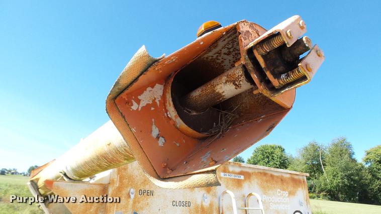 image for item DC2658 1990 Parker 1500 single hopper grain trailer