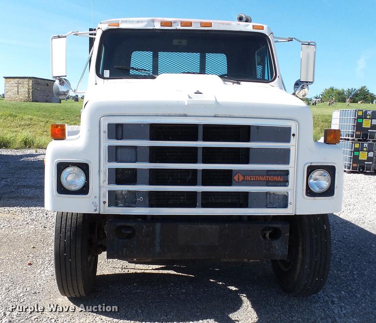 image for item DC2660 1989 International 2375 flatbed truck