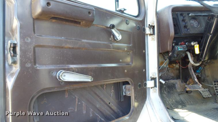 image for item DC2660 1989 International 2375 flatbed truck