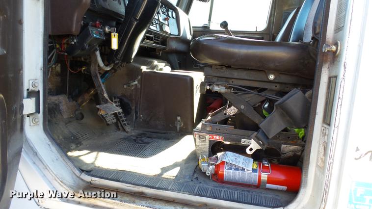 image for item DC2660 1989 International 2375 flatbed truck