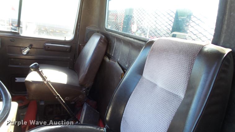 image for item DC2660 1989 International 2375 flatbed truck