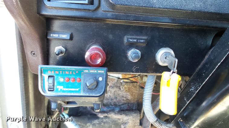 image for item DC2660 1989 International 2375 flatbed truck