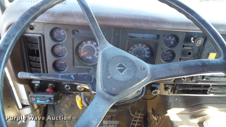 image for item DC2660 1989 International 2375 flatbed truck