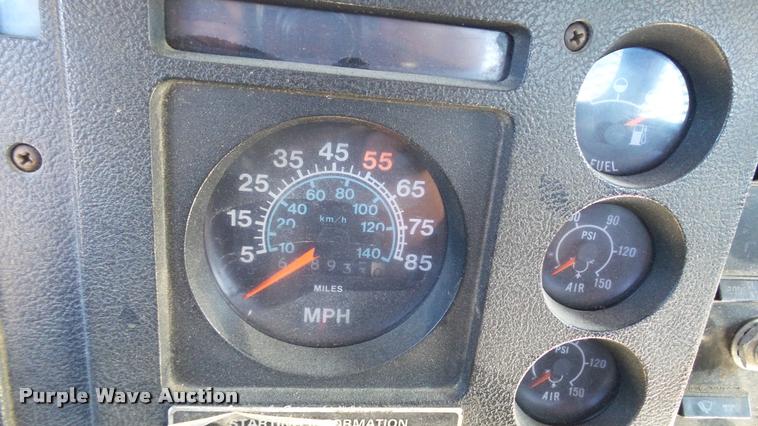 image for item DC2660 1989 International 2375 flatbed truck