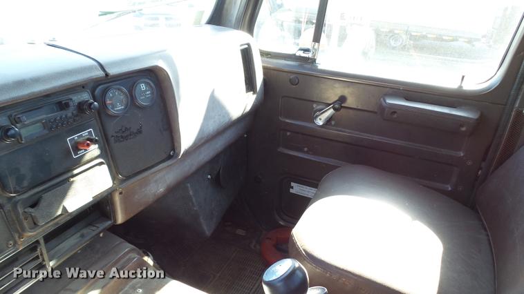 image for item DC2660 1989 International 2375 flatbed truck