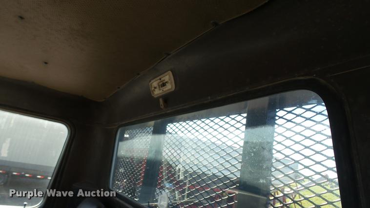 image for item DC2660 1989 International 2375 flatbed truck