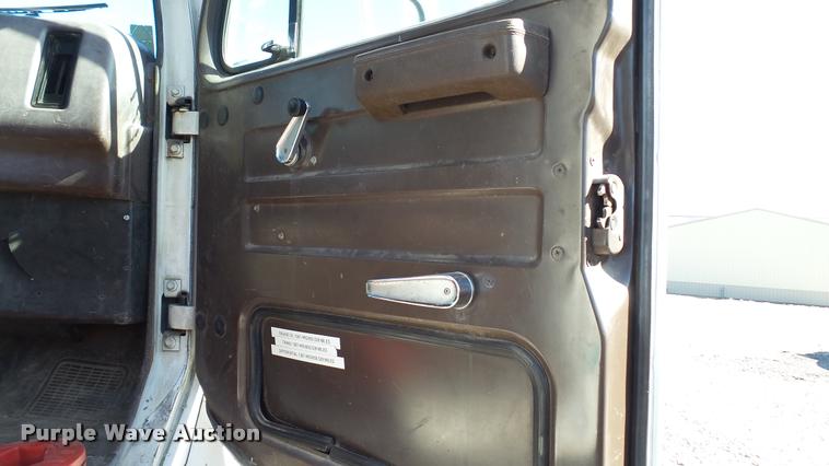 image for item DC2660 1989 International 2375 flatbed truck