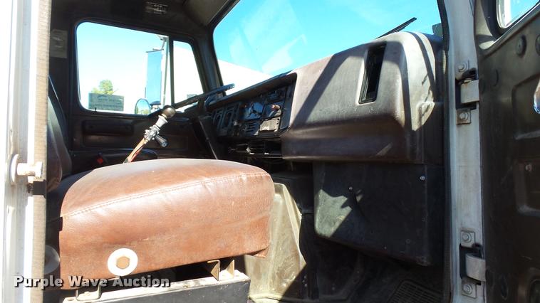 image for item DC2660 1989 International 2375 flatbed truck