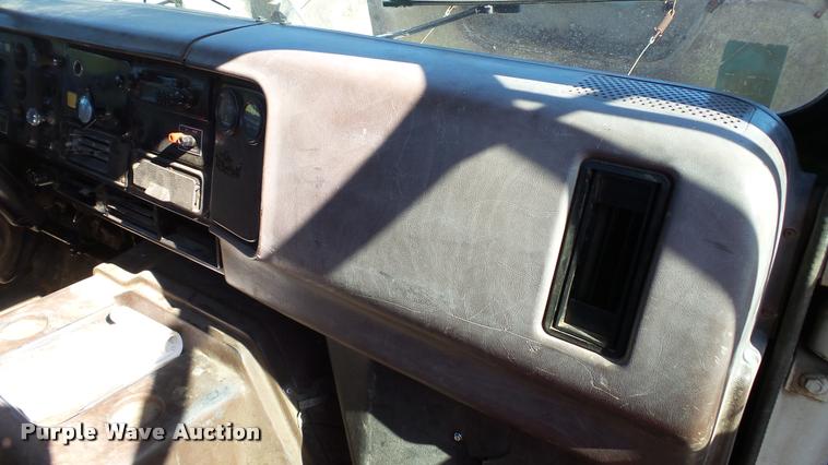 image for item DC2660 1989 International 2375 flatbed truck