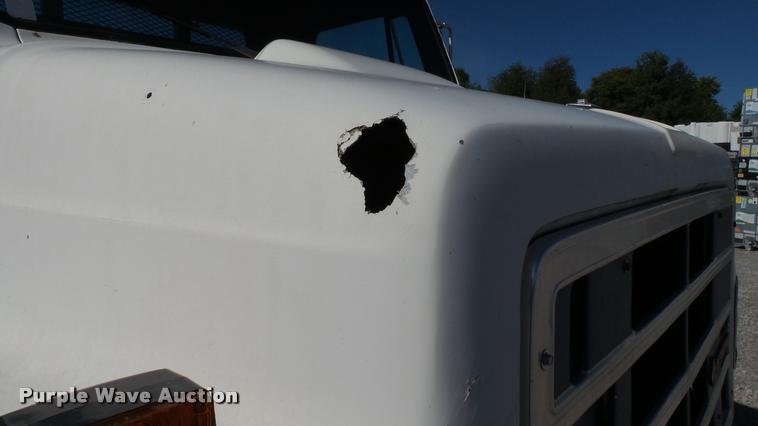 image for item DC2660 1989 International 2375 flatbed truck