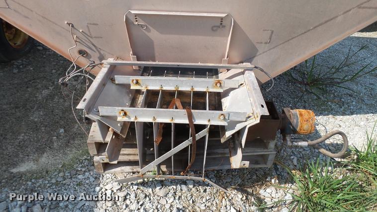 image for item DC2668 New Leader L4330G4 MultApplier stainless steel spreader box