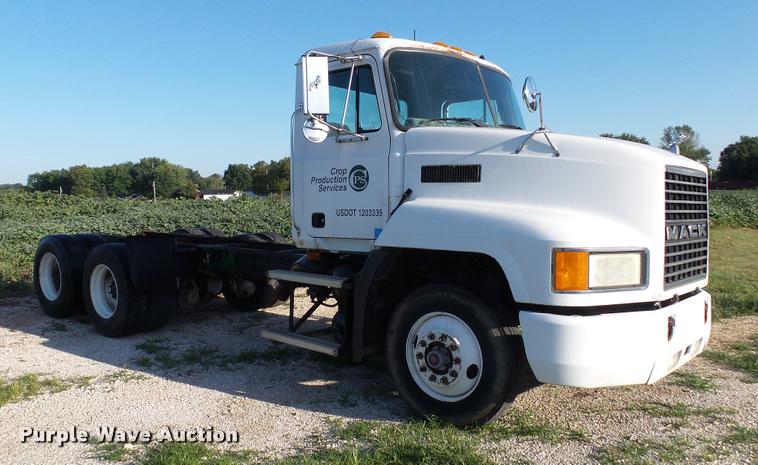 image for item DC2669 1996 Mack CH613 truck cab and chassis