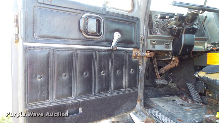 image for item DC2669 1996 Mack CH613 truck cab and chassis