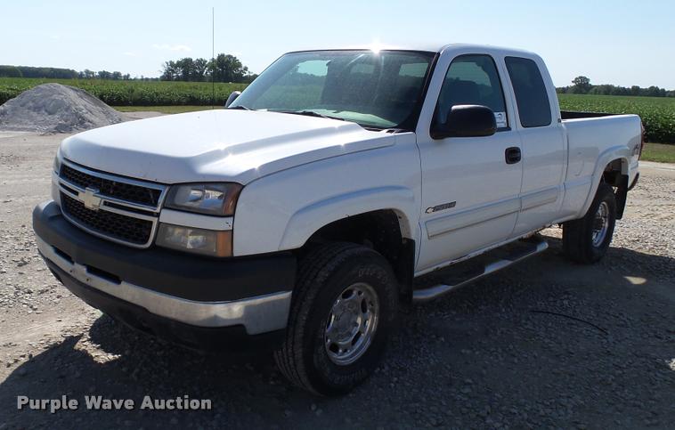 image for item DC2670 2006 Chevrolet Silverado 2500HD Ext. Cab pickup truck