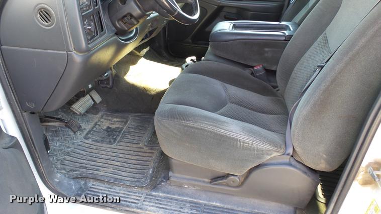 image for item DC2670 2006 Chevrolet Silverado 2500HD Ext. Cab pickup truck