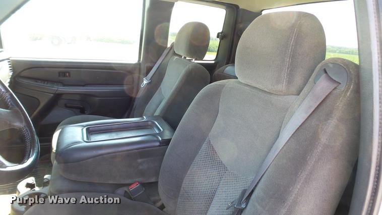 image for item DC2670 2006 Chevrolet Silverado 2500HD Ext. Cab pickup truck