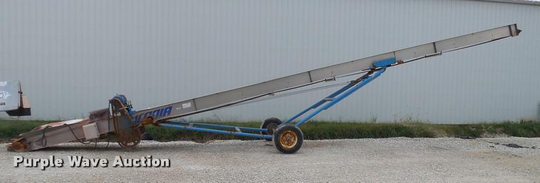 image for item DC2672 Waconia fertilizer conveyor