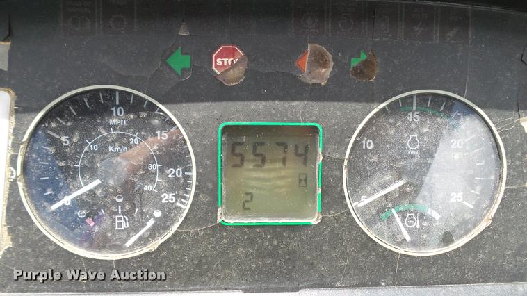 image for item DC2675 1995 John Deere 7200 MFWD tractor