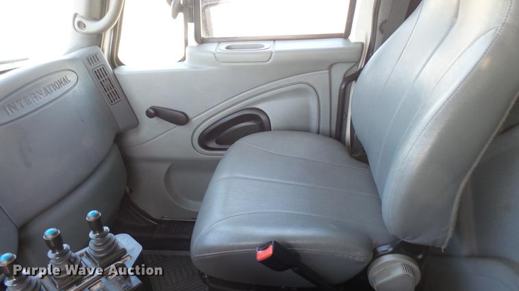 image for item DC1787 2007 International 7400 dump truck