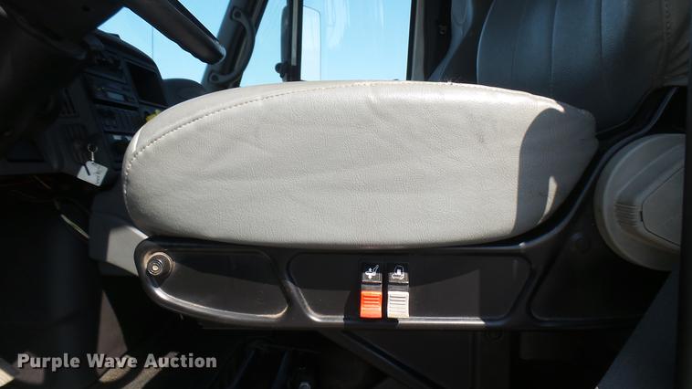 image for item DC1787 2007 International 7400 dump truck