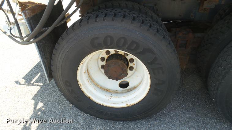 image for item DC1787 2007 International 7400 dump truck