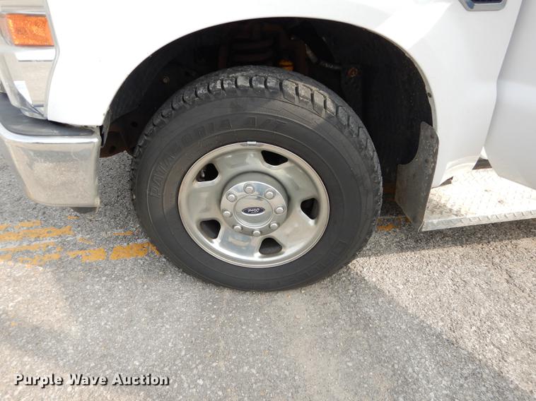 image for item DC5337 2008 Ford F250 Super Duty utility bed pickup truck