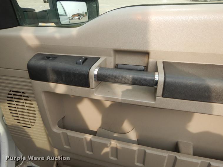 image for item DC5337 2008 Ford F250 Super Duty utility bed pickup truck