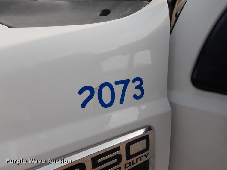 image for item DC5337 2008 Ford F250 Super Duty utility bed pickup truck