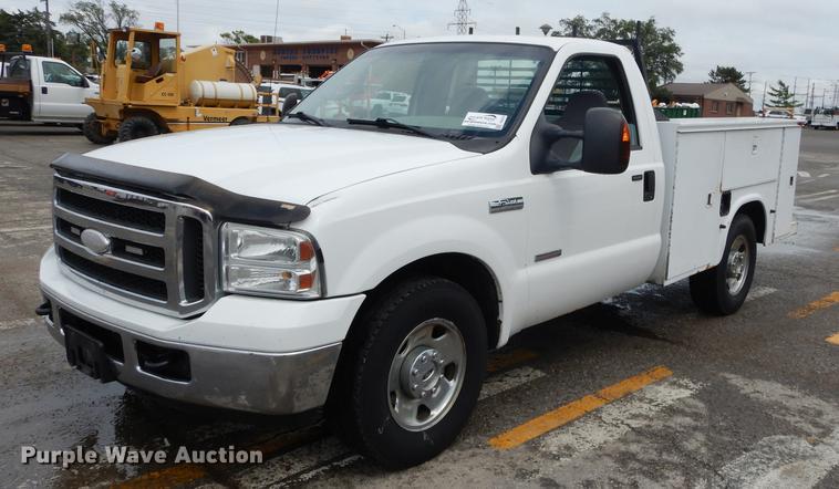 image for item DD0814 2005 Ford F250 Super Duty XLT utility bed pickup truck