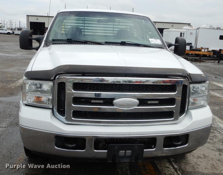 image for item DD0814 2005 Ford F250 Super Duty XLT utility bed pickup truck