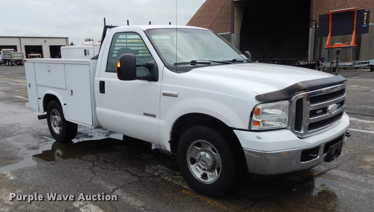 image for item DD0814 2005 Ford F250 Super Duty XLT utility bed pickup truck