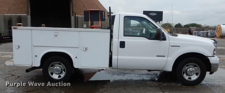 image for item DD0814 2005 Ford F250 Super Duty XLT utility bed pickup truck