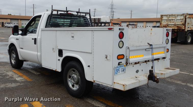 image for item DD0814 2005 Ford F250 Super Duty XLT utility bed pickup truck