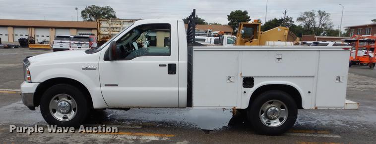 image for item DD0814 2005 Ford F250 Super Duty XLT utility bed pickup truck