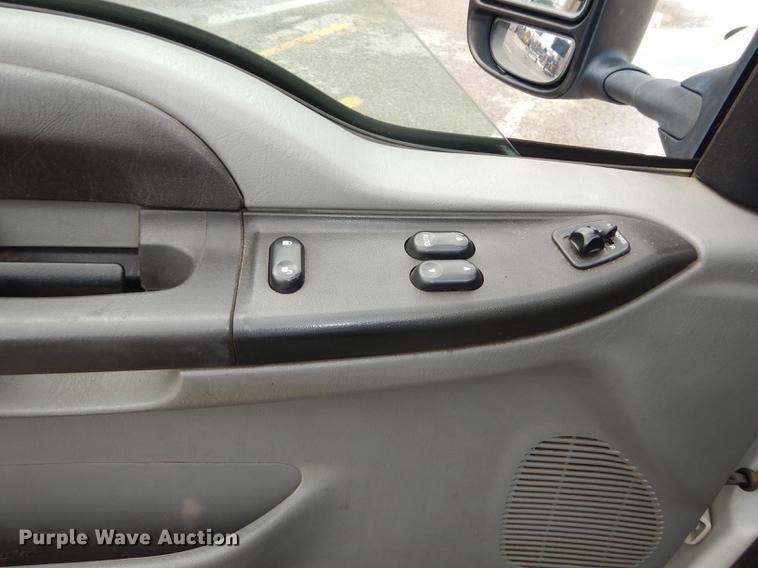 image for item DD0814 2005 Ford F250 Super Duty XLT utility bed pickup truck