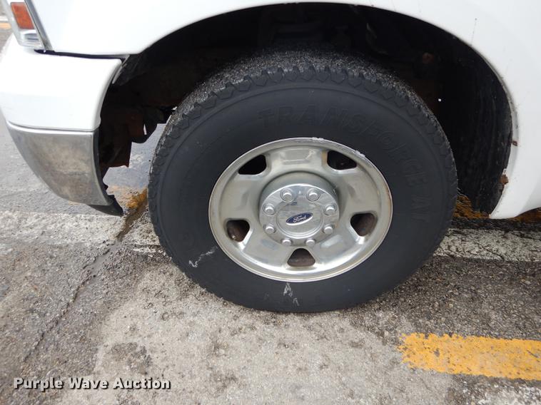 image for item DD0814 2005 Ford F250 Super Duty XLT utility bed pickup truck