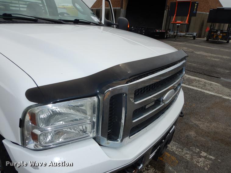 image for item DD0814 2005 Ford F250 Super Duty XLT utility bed pickup truck