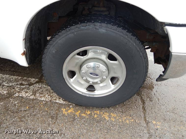 image for item DD0814 2005 Ford F250 Super Duty XLT utility bed pickup truck