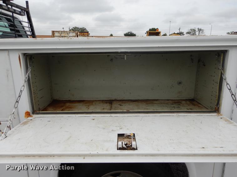 image for item DD0814 2005 Ford F250 Super Duty XLT utility bed pickup truck