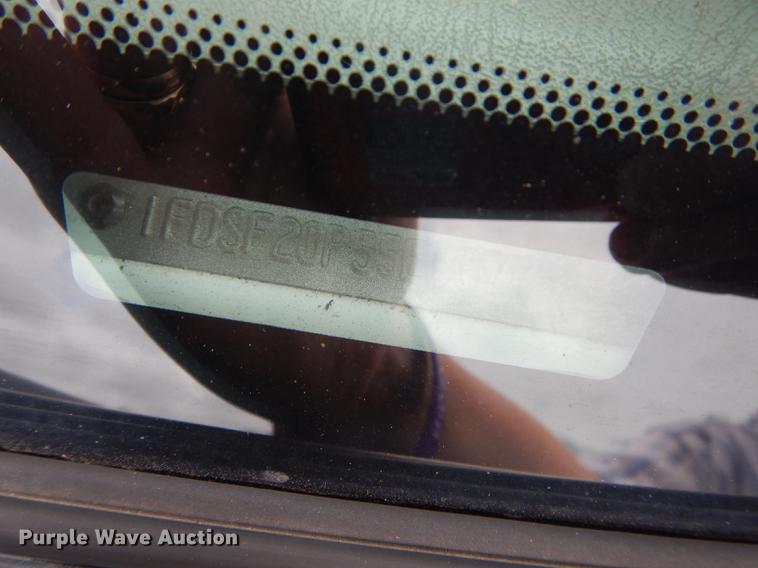 image for item DD0814 2005 Ford F250 Super Duty XLT utility bed pickup truck