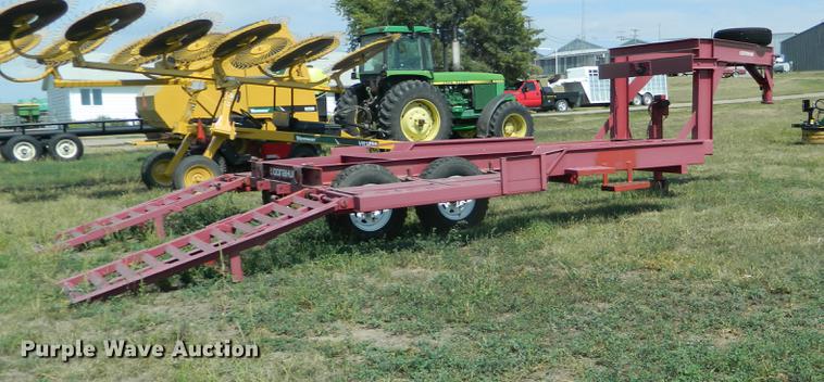 image for item DB1136 1993 Donahue EXG-160 swather trailer